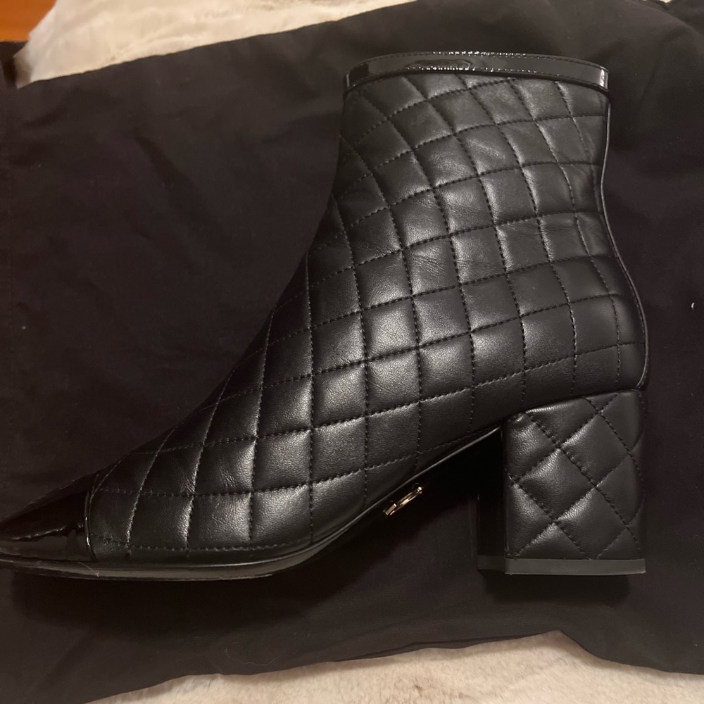 CHANEL lambskin and patent calfskin boot - Picture 5 of 8